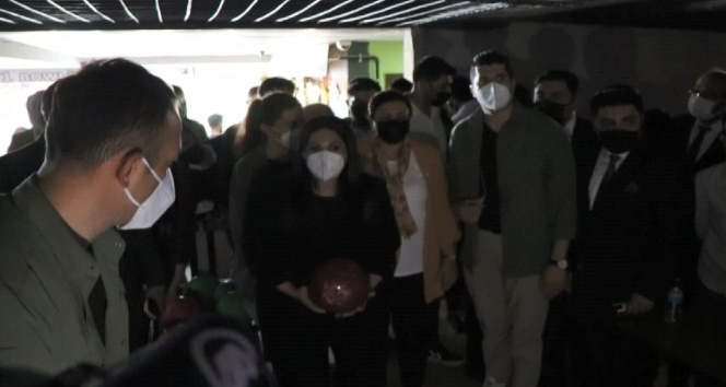 Sarıeroğlu gençlerle bowling oynadı