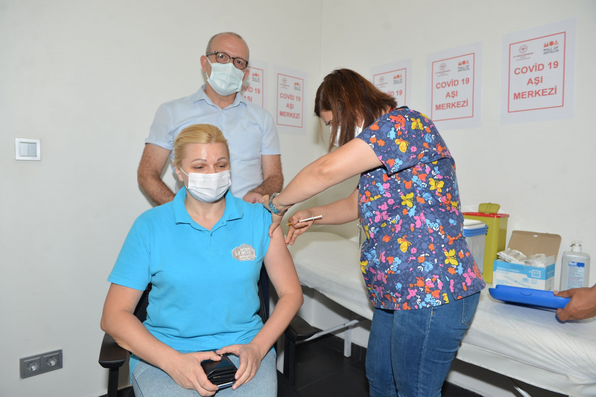 Antalya&#039;da toplam aşı sayısı 1 milyon 400 bin 526&#039;ya ulaştı