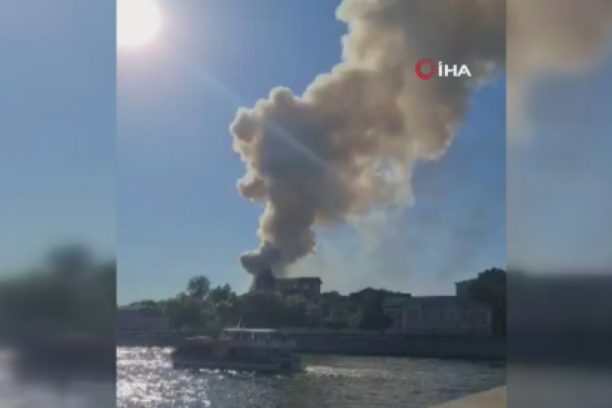Rusya&#039;da havai fişek deposundaki yangın helikopterlerle söndürüldü