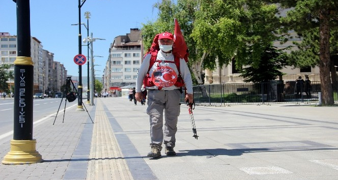 69 yaşında, ’Milli Mücadele’ anısına kilometrelerce yürüyor