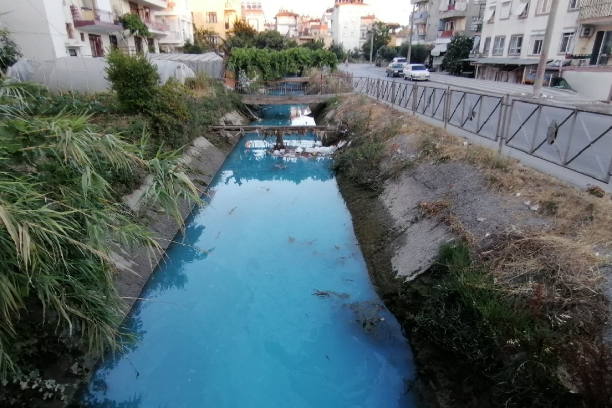 Sulama kanalının rengi maviye döndü, vatandaşlardan ihbar yağdı