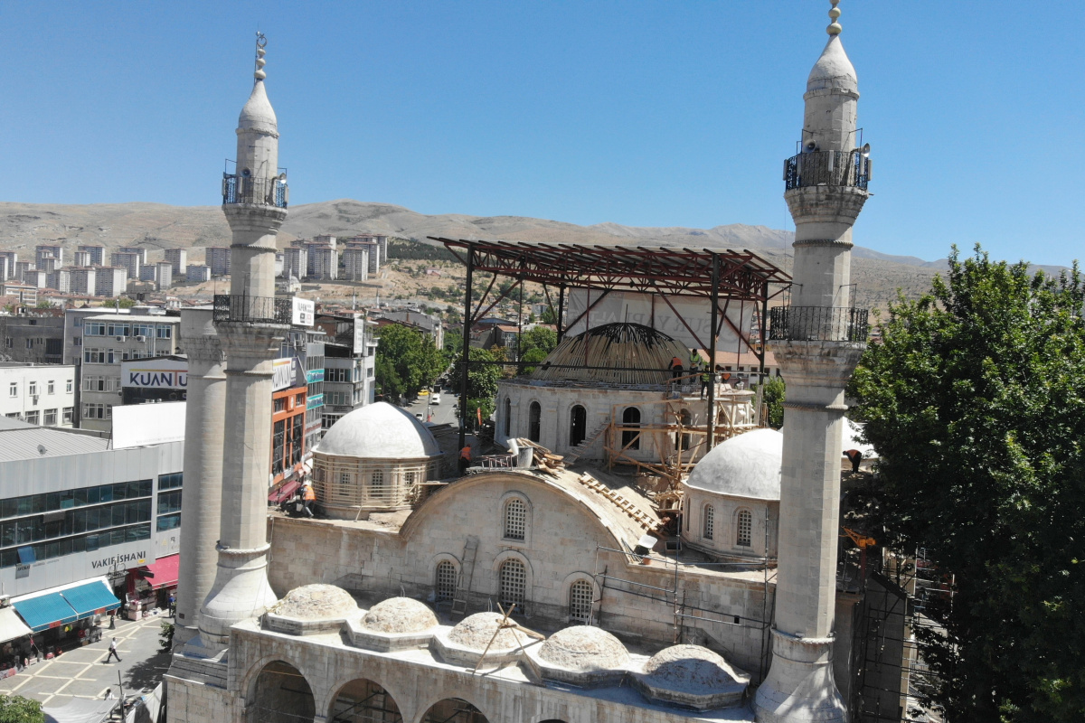 Malatya&#039;da depremlere meydan okuyan tarihi camide restorasyon