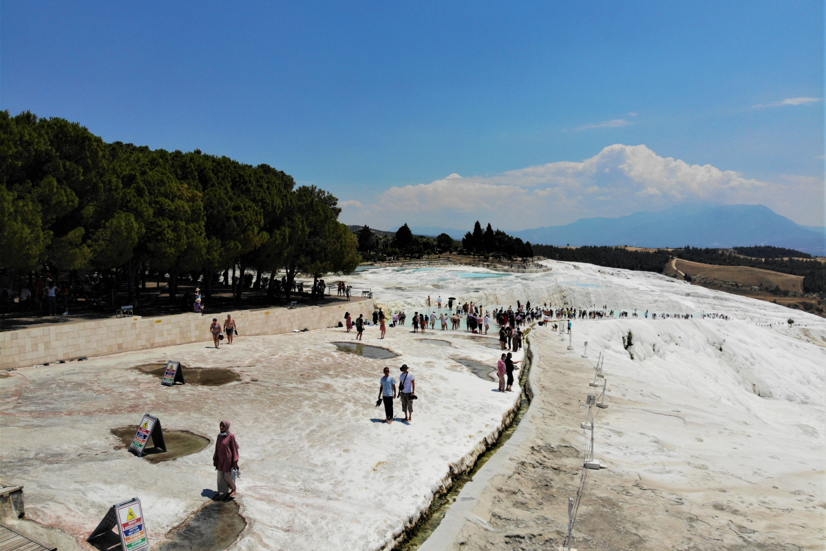 Beyaz cennet Pamukkale’ye yerli ve yabancı turistlerden yoğun ilgi