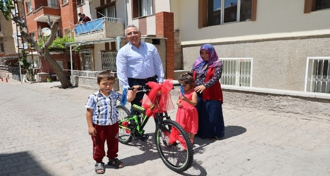 Başkan Savran’dan bisikleti çalınan çocuğa sürpriz hediye