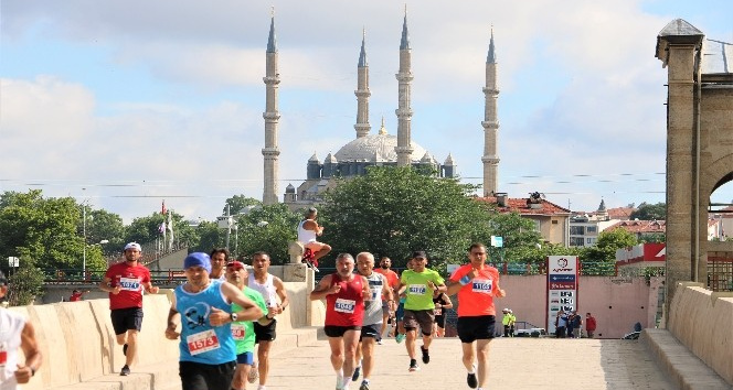 Edirne’de 6. Sınırsız Dostluk Yarı Maratonu renkli görüntülerle son buldu