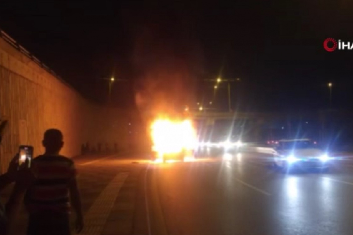 Başkent&#039;te seyir halindeki otomobil alev alev yandı