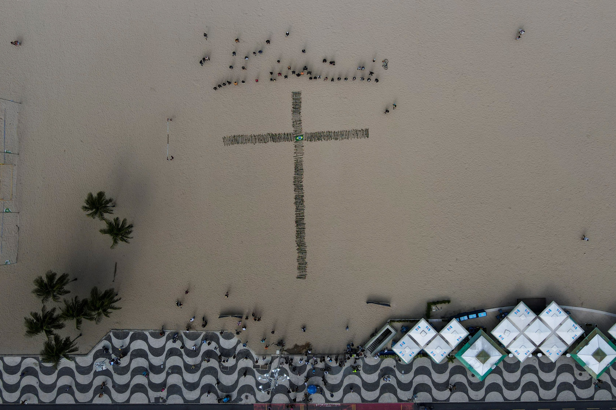 Copacabana Plajı’na Covid-19’dan ölenler anısına 500 gül dikildi