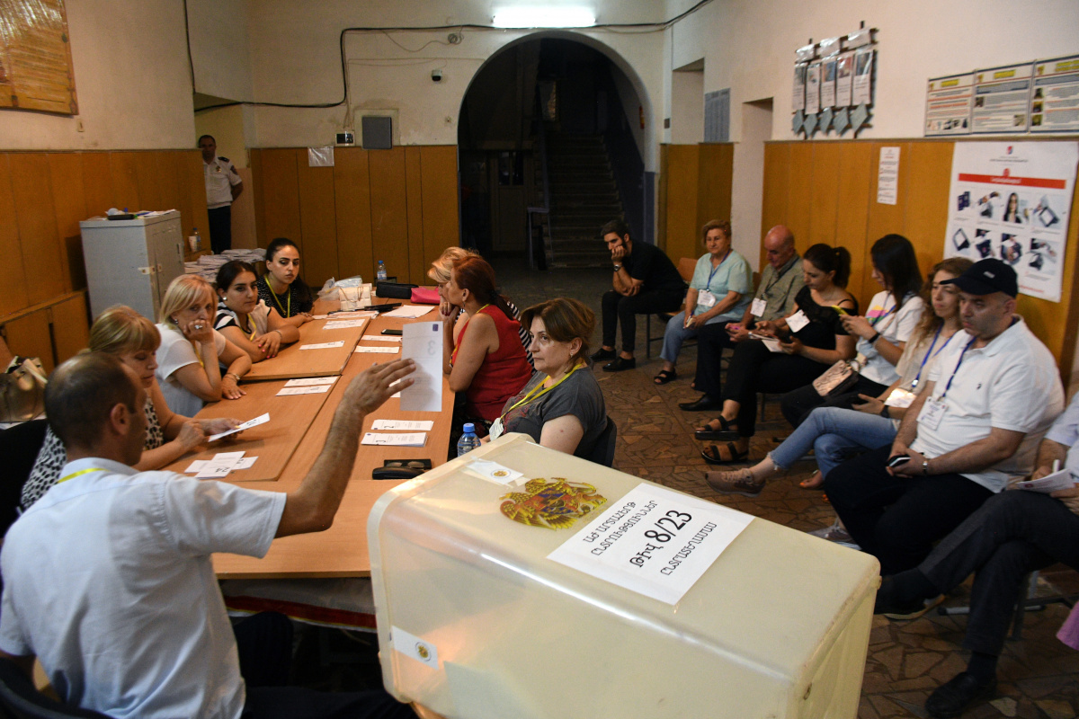 Ermenistan’daki seçimi Paşinyan açık ara fark ile önde götürüyor