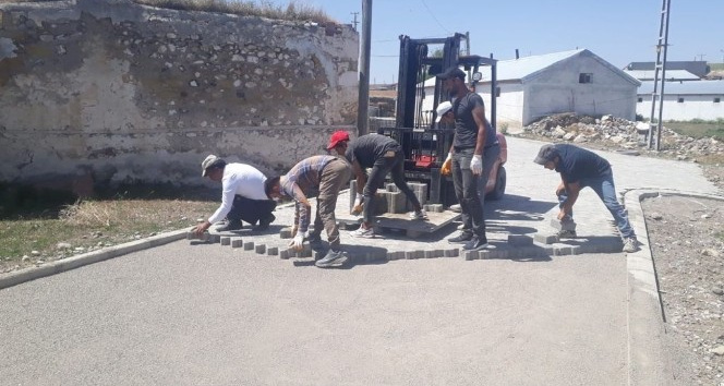 Horasan’da mahallelere kilitli taş çalışması