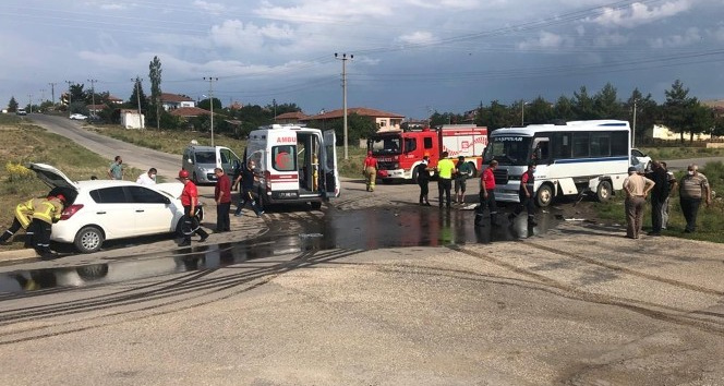 Dolmuş ile otomobil çarpıştı: 4 yaralı