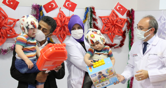 Ameliyatla ayrılan siyam ikizlerine doğum günü sürprizi