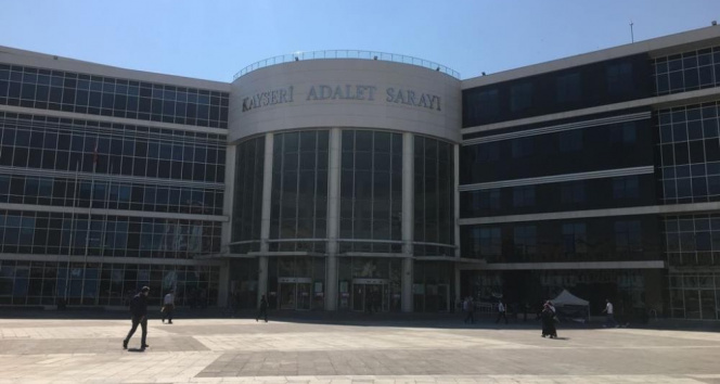 Arkadaşını boğazından bıçaklayarak yaralayan sanığa 6 yıl 10 ay 15 gün hapis cezası