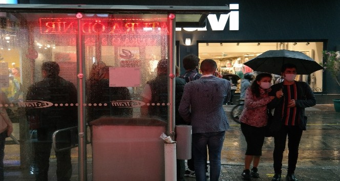 Yoğun yağış Eskişehir’de tramvay seferlerini durdurdu