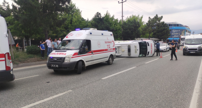 Ambulans kavşakta otomobille çarpıştı: 4 yaralı