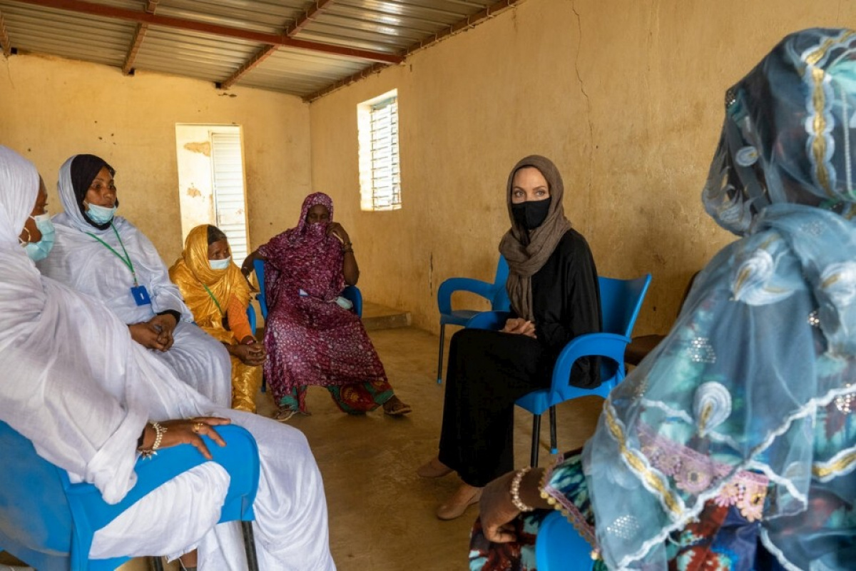Angelina Jolie, Burkina Faso&#039;daki bir mülteci kampını ziyaret etti