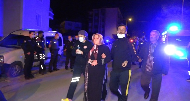 Apartmanda yangın paniği: 1’i bebek 4 kişi dumandan etkilendi