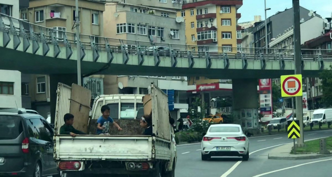 Şişlide çocukların kamyonet kasasındaki tehlikeli yolculuğu kamerada