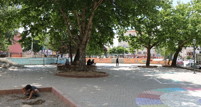 Çocukların oynaması için parkla yol birleştirildi