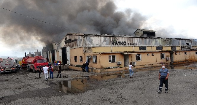 Osmaniye’de plastik geri dönüşüm fabrikasında çıkan yangın kontrol altına alındı