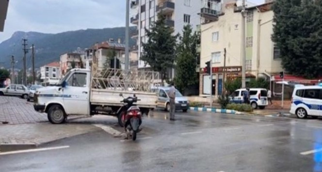 Kamyonet ile elektrikli bisiklet çarpıştı: 2 yaralı