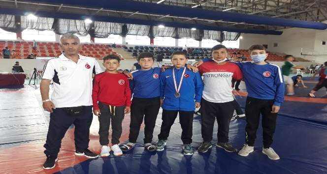 (ÖZEL) Türkiye Güreş Şampiyonasında Türkiye 2.cisi olarak Şuhutluları sevince boğdu