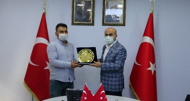 Kız çocuğunu ezilmekten kurtaran şoföre Mardin Valisi Demirtaş’tan plaket