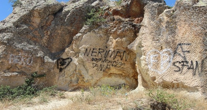 Kapadokya’da peribacaları çirkin yazılardan temizlenecek