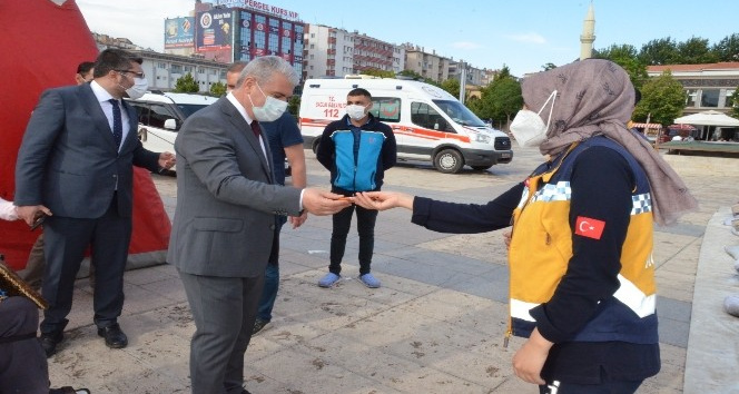 Kırşehir Valisi İbrahim Akın’dan aşı uygulamasındaki personele çikolatalı teşekkür