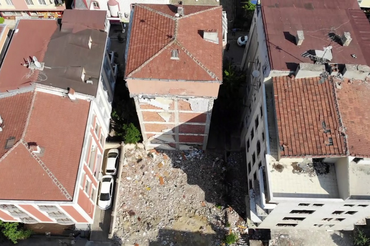 Avcılar’da tedbir amaçlı boşaltılan bina havadan görüntülendi