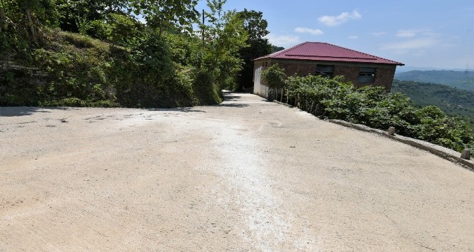Kırsalda beton yol çalışmaları sürüyor