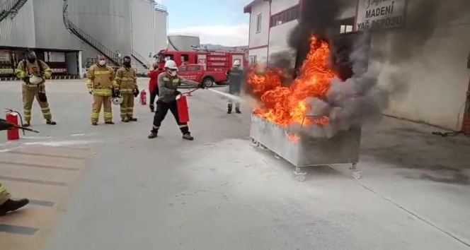 Gerçeğini aratmadı, itfaiyeden dolum tesisinde yangın tatbikatı