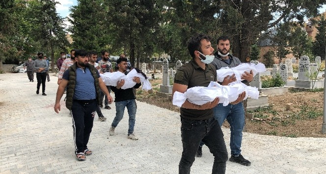 Yangında ölen 3 küçük kız kardeş yan yana defnedildi