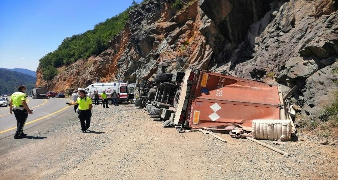 Azeri sürücünün kullandığı tır Zigana dağında yan yattı: 1 yaralı