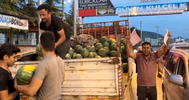 Seyyar karpuzcu cezaya sinirlenip karpuzu bedava dağıttı