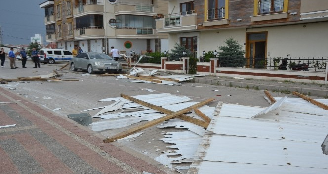 Biga’da aniden çıkan fırtına çatı uçurdu