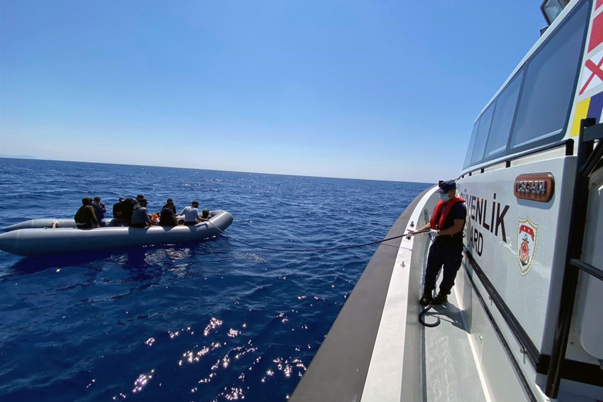 Türk karasularına itilen 10 düzensiz göçmen kurtarıldı