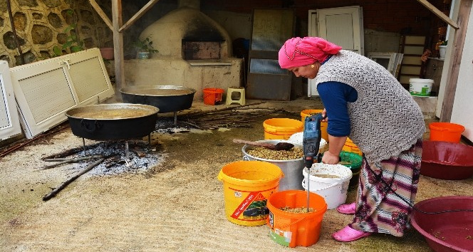 Dutları matkapla ezerek pekmez yapıyor