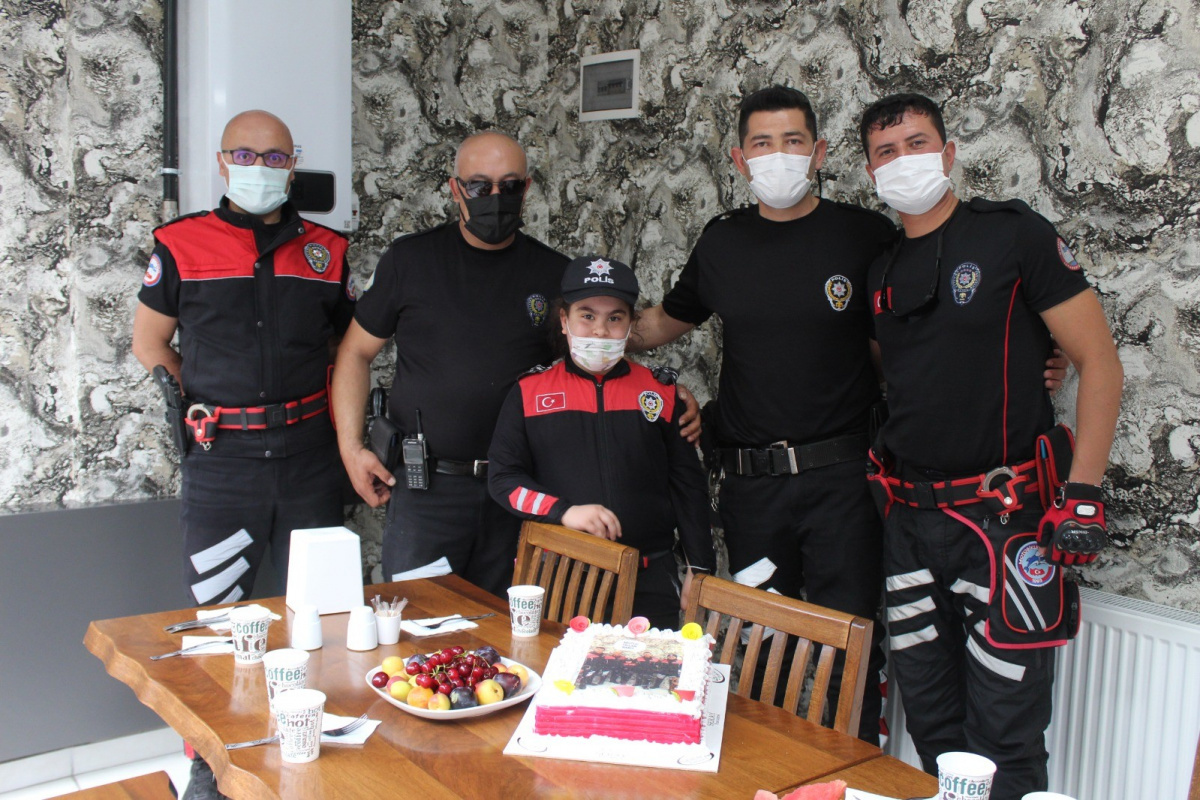 Minik Rana&#039;ya polis ağabeylerinden sürpriz doğum günü