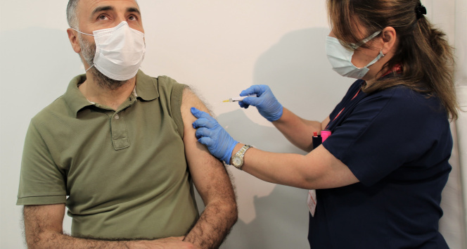 Yerli aşı TURKOVACın Faz-3 çalışmalarında gönüllüler aşılanıyor