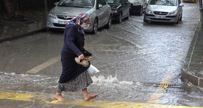 Şiddetli yağmur Kırıkkale’de yolları göle çevirdi