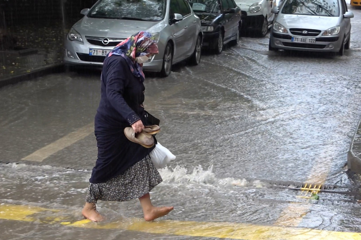 Şiddetli yağmur Kırıkkale&#039;de yolları göle çevirdi