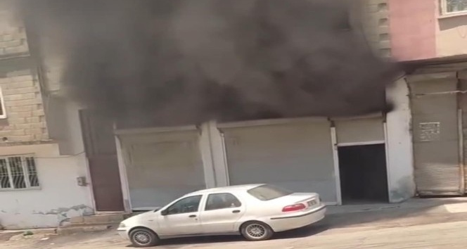 Garajda çıkan yangın iki aracı kül etti