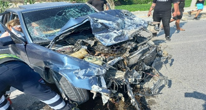 Hatay’da otomobil ile minibüs kafa kafaya çarpıştı: 3 yaralı