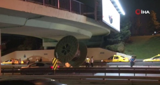 E-5te tırın üstündeki dev makara köprüye takılarak yola düştü