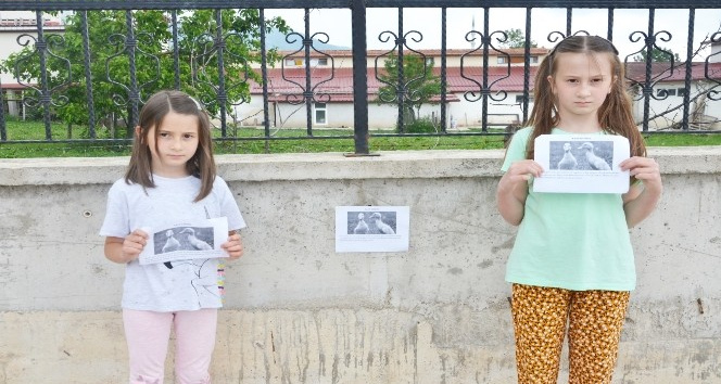 Kaybolan ördeklerini hazırladıkları afişleri duvarlara asarak arıyorlar