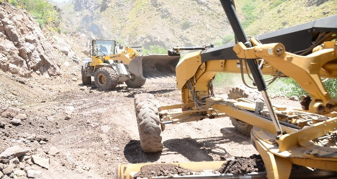 Şırnak’taki yayla yollarında hummalı çalışma