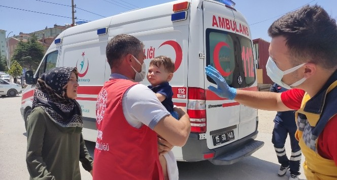 Bebeği kurtarmaya giden polis memuru dumandan etkilendi
