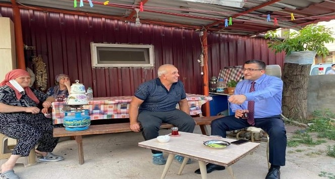 Başkan Öz mahalle sakinlerini ziyaret ediyor