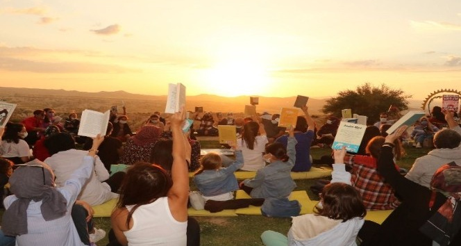 Kapadokya’da günbatımında kitap okuma etkinliği düzenlendi