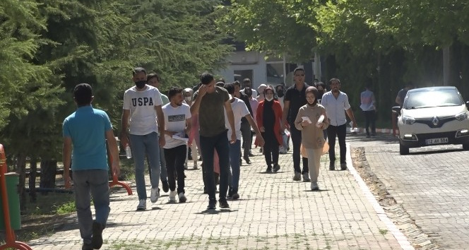 Deprem yaşayan Bingöl’de öğrencilerin sınav heyecanı